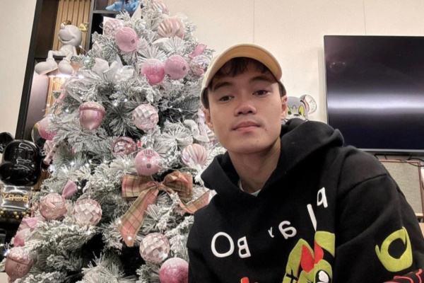 Mua nhà nhỏ đến mức bị tưởng là hành lang chờ thang máy, cặp đôi hô biến thành không gian sống ấm áp và đậm màu retro-14