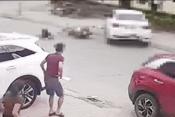 Clip: Nghi đạp nhầm chân ga, nữ tài xế đâm loạn xạ nhiều xe trên đường