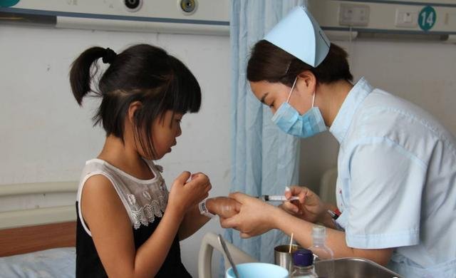 Cô con gái 13 tuổi bị chê có thân hình bốc mùi, sau khi khám, bác sĩ giận dữ tố người mẹ quá vô trách nhiệm-1