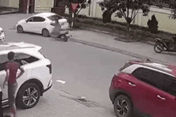 Nữ tài xế đâm loạn xạ nhiều xe trên đường nghi nhầm chân ga