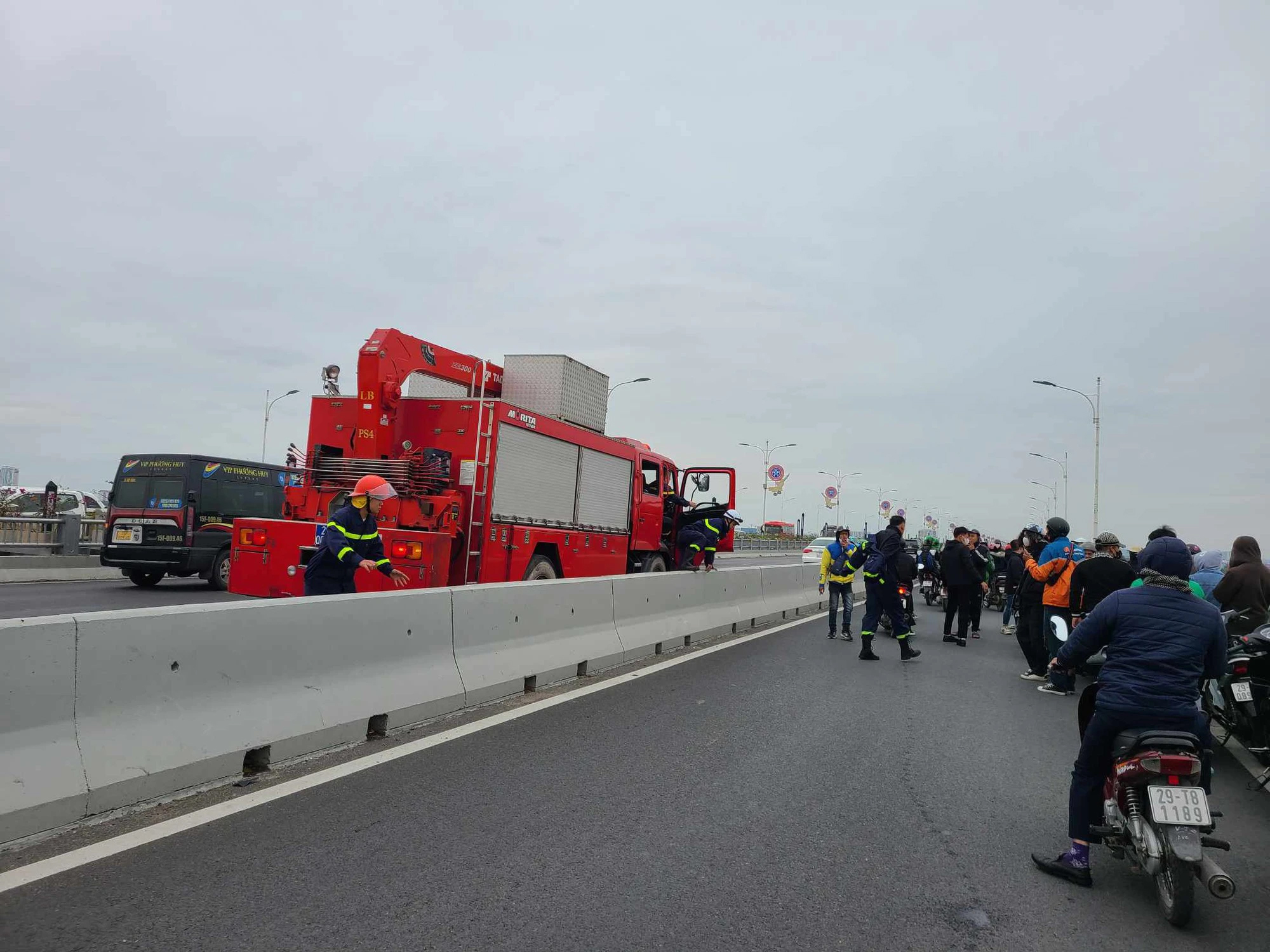 Nam thanh niên nhảy cầu Vĩnh Tuy sau khi bạn gái tử vong do TNGT-1