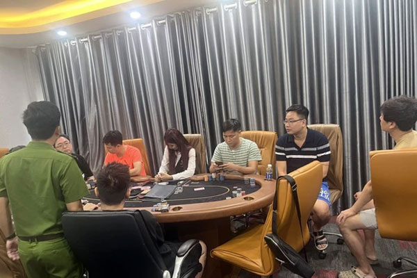 Khởi tố thêm 10 đối tượng vụ sòng bạc núp bóng CLB Poker tại Hà Nội-1