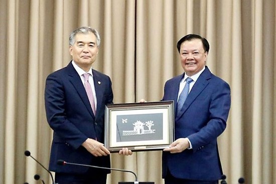 Bí thư Thành ủy Đinh Tiến Dũng tiếp Đoàn đại biểu Hội đồng thành phố Seoul (Hàn Quốc)