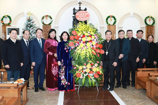 Phó Bí thư Thường trực Thành ủy Nguyễn Thị Tuyến thăm, chúc mừng Giáo phận Hưng Hóa, thị xã Sơn Tây-1