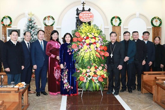 Phó Bí thư Thường trực Thành ủy Nguyễn Thị Tuyến thăm, chúc mừng Giáo phận Hưng Hóa, thị xã Sơn Tây