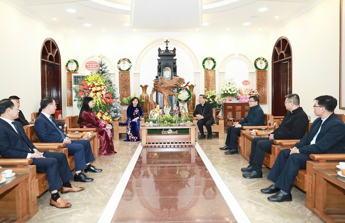Phó Bí thư Thường trực Thành ủy Nguyễn Thị Tuyến thăm, chúc mừng Giáo phận Hưng Hóa, thị xã Sơn Tây-2