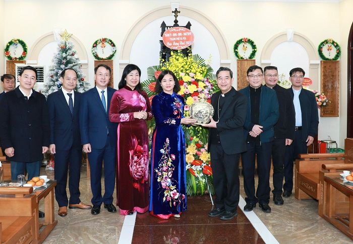 Phó Bí thư Thường trực Thành ủy Nguyễn Thị Tuyến thăm, chúc mừng Giáo phận Hưng Hóa, thị xã Sơn Tây-3