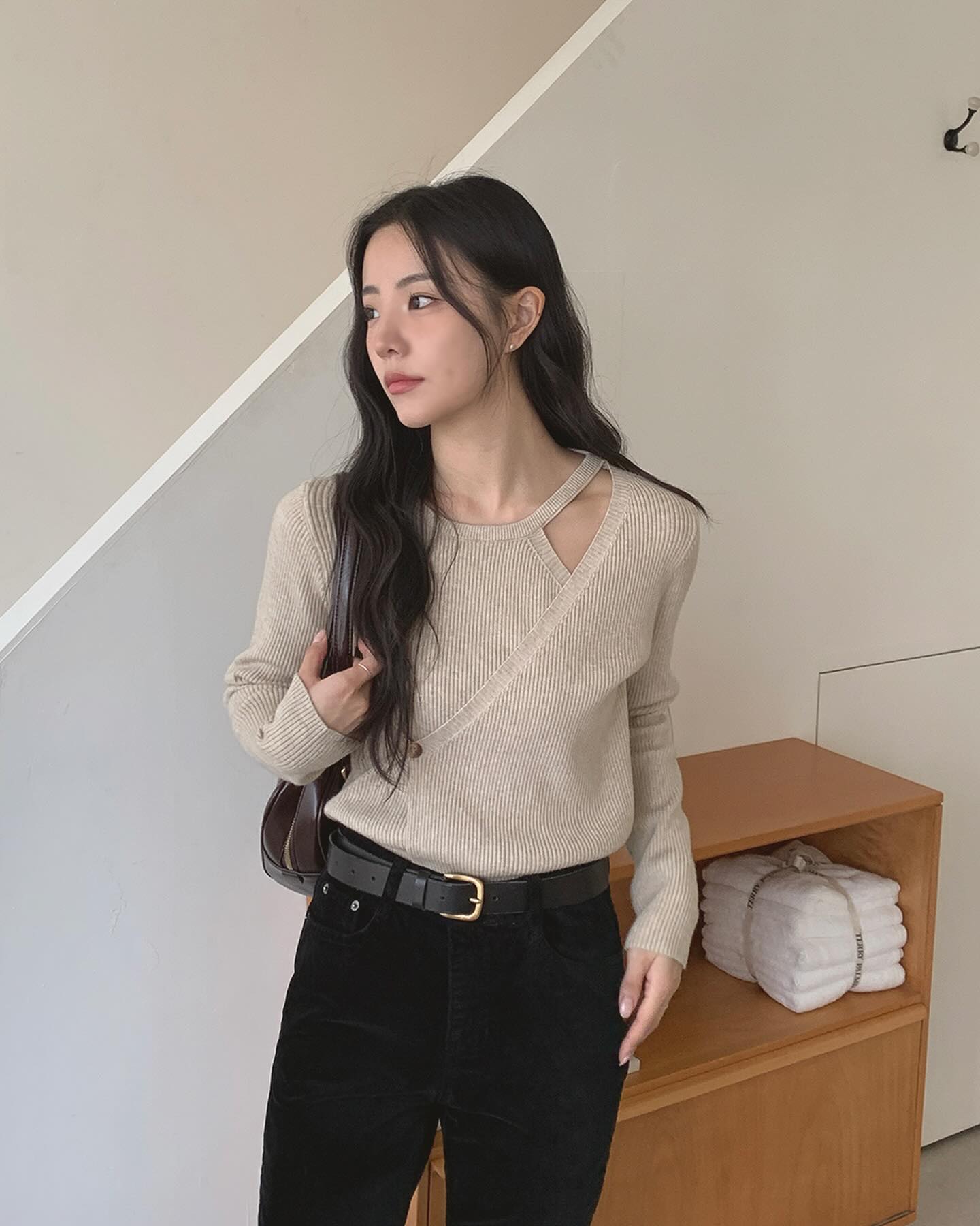 5 mẫu áo len sành điệu nên sắm để thăng hạng phong cách Tết này-6