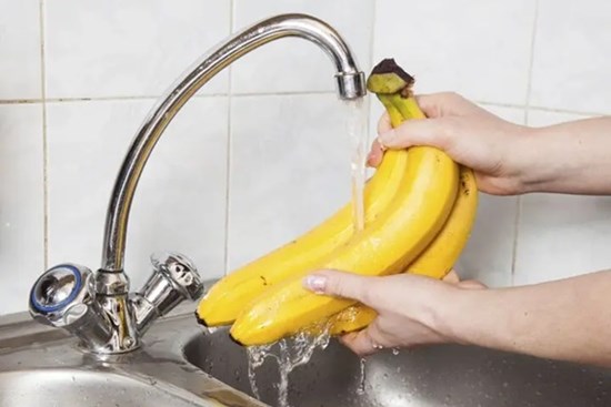 Quả chuối mua về có cần rửa?