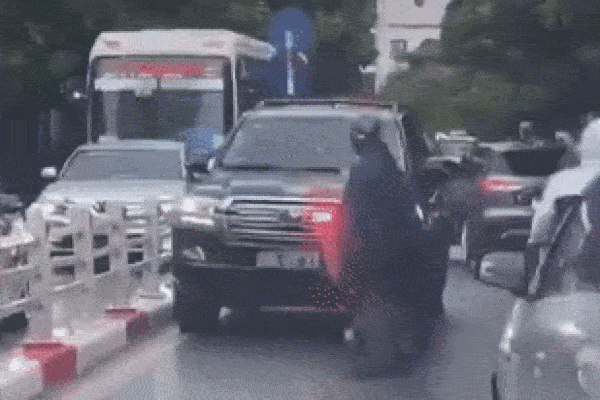 Người đàn ông chặn ô tô biển xanh ở Hà Nội: 2 vấn đề cần làm rõ-2