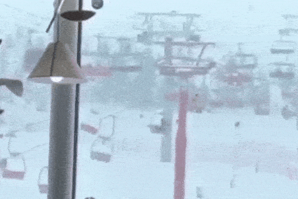 Thót tim cảnh giải cứu người đàn ông treo lơ lửng trên cáp treo-1