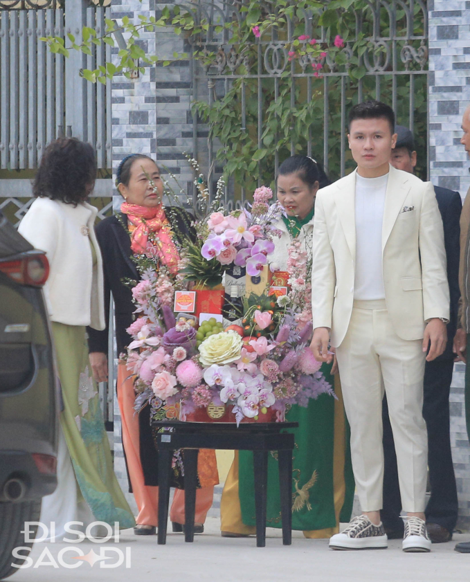 Quang Hải diện suit trắng bảnh bao trong lễ dạm ngõ bạn gái Chu Thanh Huyền, thái độ của bố mẹ nam tiền vệ gây chú ý!-2