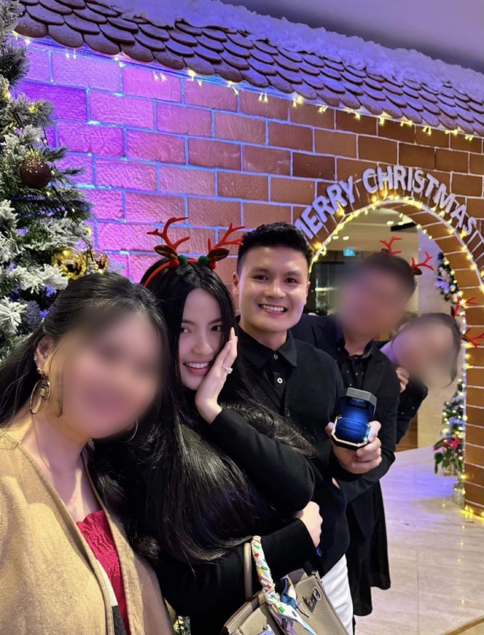 Quang Hải diện suit trắng bảnh bao trong lễ dạm ngõ bạn gái Chu Thanh Huyền, thái độ của bố mẹ nam tiền vệ gây chú ý!-4