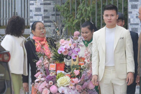 Chu Thanh Huyền khi ở phố với lúc về quê Quang Hải: Lột sạch nét sang chảnh, bẽn lẽn hoà tan với xung quanh-8