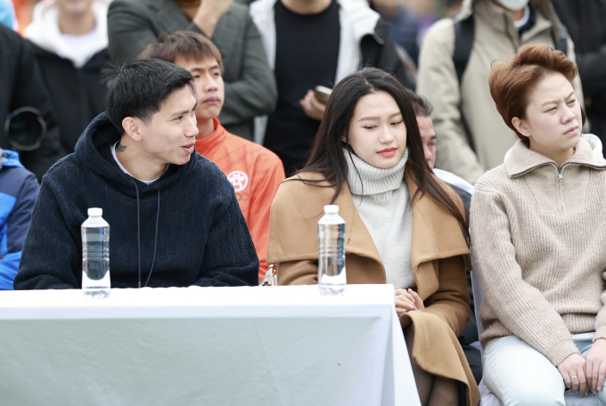 Doãn Hải My tay che bụng sau nghi vấn mang bầu, được Đoàn Văn Hậu đỡ khi ra sân bóng-4