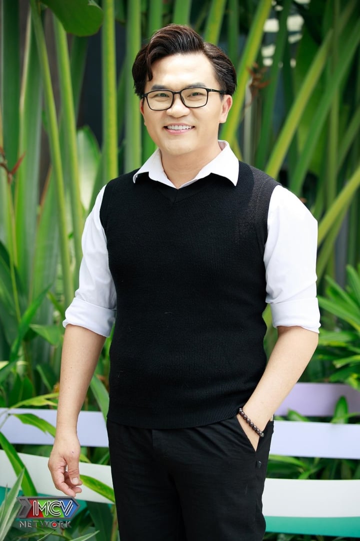 Tuổi 46 của nam NSƯT đa tài chưa lấy vợ, thích trồng rau, sống một mình trong biệt thự như cung điện-2