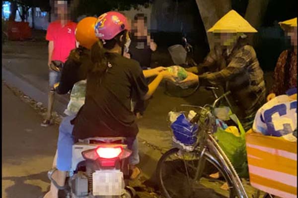 Hai cặp vợ chồng rủ nhau đi trộm xe máy lúc nửa đêm-4