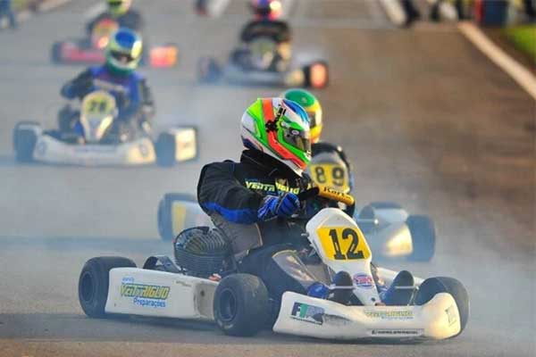 Xõa tóc khi lái xe đua, cô gái bị lột 80% da đầu-1