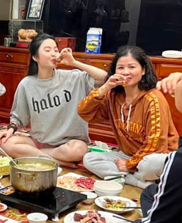 Chu Thanh Huyền khi ở phố với lúc về quê Quang Hải: Lột sạch nét sang chảnh, bẽn lẽn hoà tan với xung quanh-4