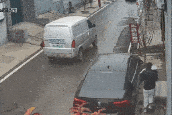 Chồng bất cẩn, lái xe bỏ quên vợ con trên đường