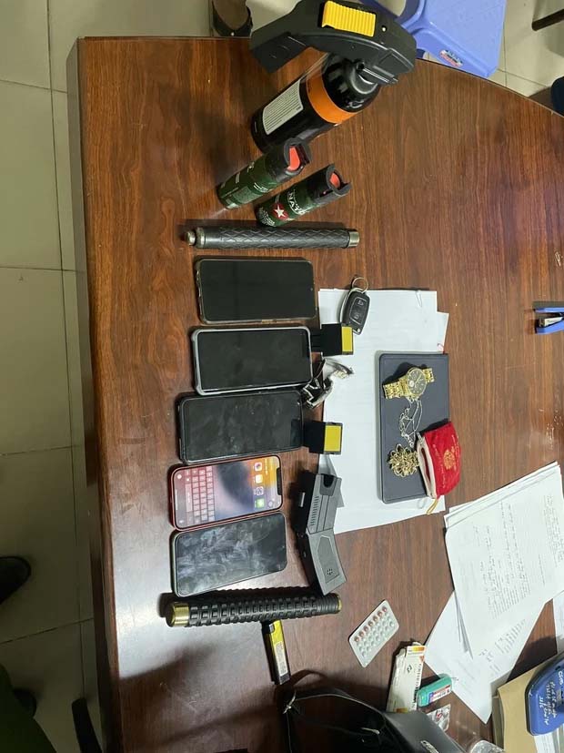 Hai cặp vợ chồng rủ nhau đi trộm xe máy lúc nửa đêm-2