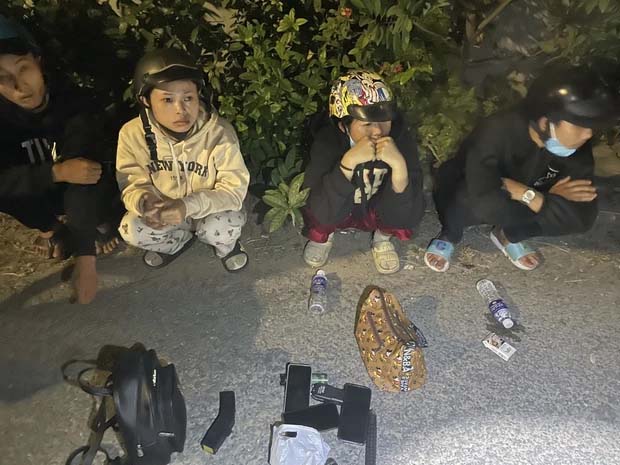 Hai cặp vợ chồng rủ nhau đi trộm xe máy lúc nửa đêm-1