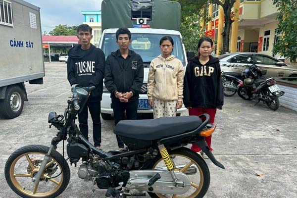 Clip: Trộm xe máy, nam thanh niên bị chủ xe lao ra đấm tới tấp-1