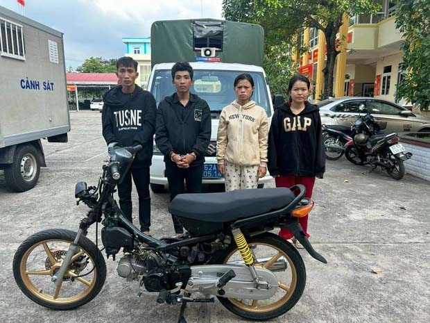 Hai cặp vợ chồng rủ nhau đi trộm xe máy lúc nửa đêm-3