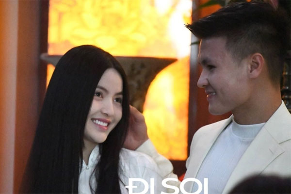 Quang Hải cực tình cảm hết nựng má lại nắm tay Chu Thanh Huyền trong lễ dạm ngõ-5