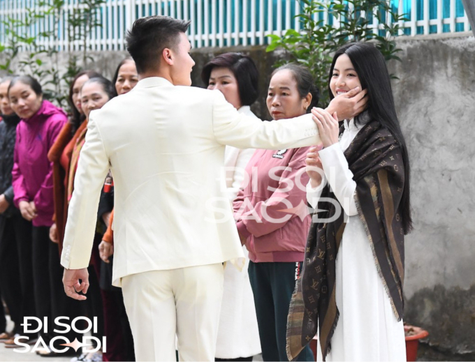 Quang Hải cực tình cảm hết nựng má lại nắm tay Chu Thanh Huyền trong lễ dạm ngõ-1