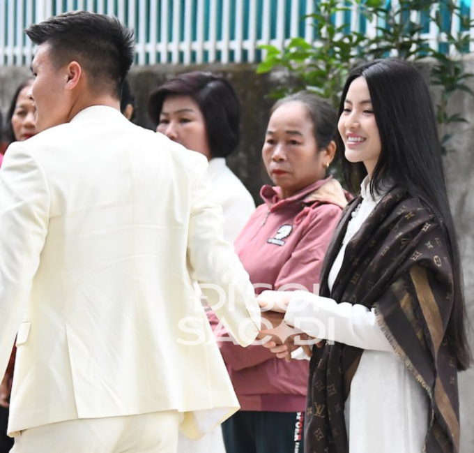 Quang Hải cực tình cảm hết nựng má lại nắm tay Chu Thanh Huyền trong lễ dạm ngõ-3