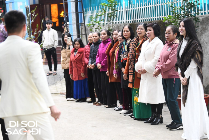 Quang Hải cực tình cảm hết nựng má lại nắm tay Chu Thanh Huyền trong lễ dạm ngõ-4