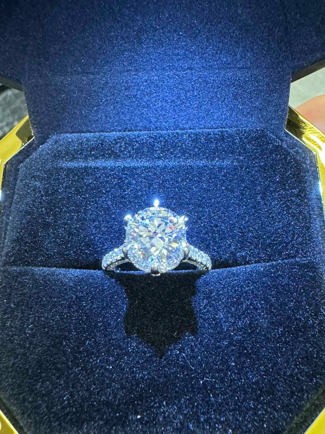 Chiếc nhẫn kim cương to đùng Quang Hải cầu hôn Chu Thanh Huyền đang trở thành đề tài bàn tán rôm rả-3