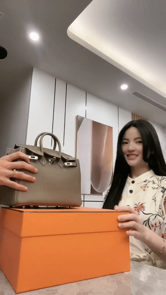 Chiếc nhẫn kim cương to đùng Quang Hải cầu hôn Chu Thanh Huyền đang trở thành đề tài bàn tán rôm rả-4