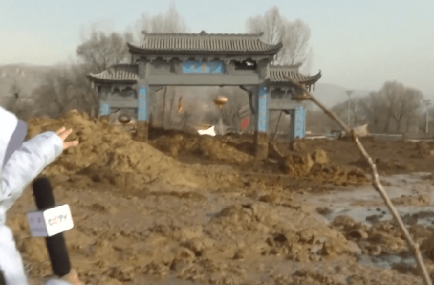 Ngôi làng Trung Quốc bị nhấn chìm dưới 3 mét bùn sau động đất, hàng nghìn ngôi nhà sụp đổ trong 1 phút-2