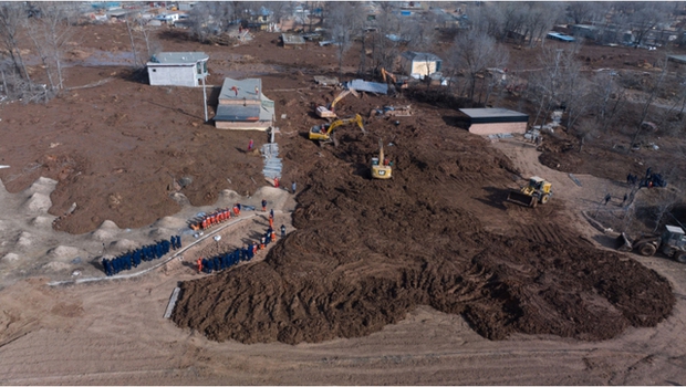 Ngôi làng Trung Quốc bị nhấn chìm dưới 3 mét bùn sau động đất, hàng nghìn ngôi nhà sụp đổ trong 1 phút-5