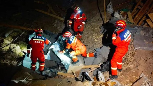 Ngôi làng Trung Quốc bị nhấn chìm dưới 3 mét bùn sau động đất, hàng nghìn ngôi nhà sụp đổ trong 1 phút-7
