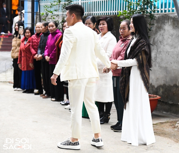 Toàn cảnh lễ dạm ngõ của Quang Hải - Chu Thanh Huyền: Cô dâu chú rể cười tít mắt, nhí nhảnh trước sự chứng kiến của họ hàng-2