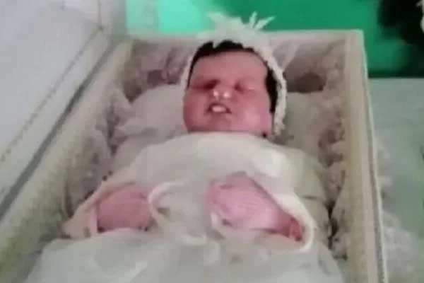 Thấy chiếc ô tô đậu mấy ngày không rời đi lại có mùi lạ, người dân kiểm tra rồi vội báo cảnh sát-3