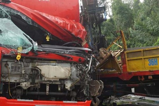 4 người mắc kẹt trong cabin sau tai nạn kinh hoàng trên đường tránh Nam Hải Vân