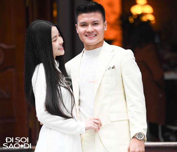Quang Hải rạng rỡ bên Chu Thanh Huyền ở sân nhà cô dâu trong lễ dạm ngõ-1