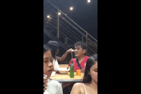 Clip: Cô gái rơi nước mắt khi chứng kiến cảnh tượng trong quán ăn