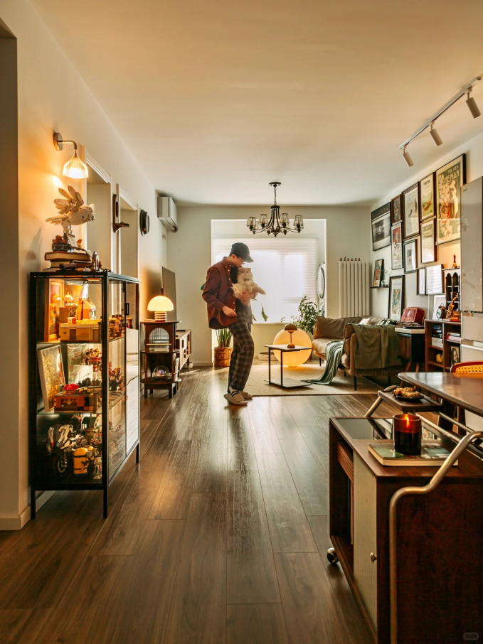 Mua nhà nhỏ đến mức bị tưởng là hành lang chờ thang máy, cặp đôi hô biến thành không gian sống ấm áp và đậm màu retro-1