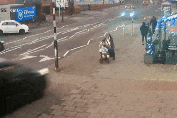 Clip: Ô tô lật nghiêng đè trúng 2 mẹ con đi bộ và cái kết bất ngờ