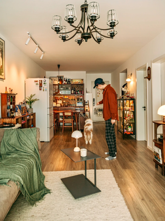 Mua nhà nhỏ đến mức bị tưởng là hành lang chờ thang máy, cặp đôi hô biến thành không gian sống ấm áp và đậm màu retro-7