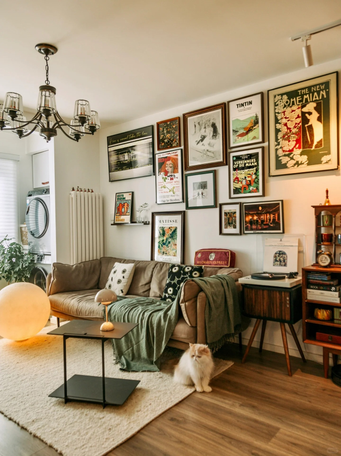 Mua nhà nhỏ đến mức bị tưởng là hành lang chờ thang máy, cặp đôi hô biến thành không gian sống ấm áp và đậm màu retro-8