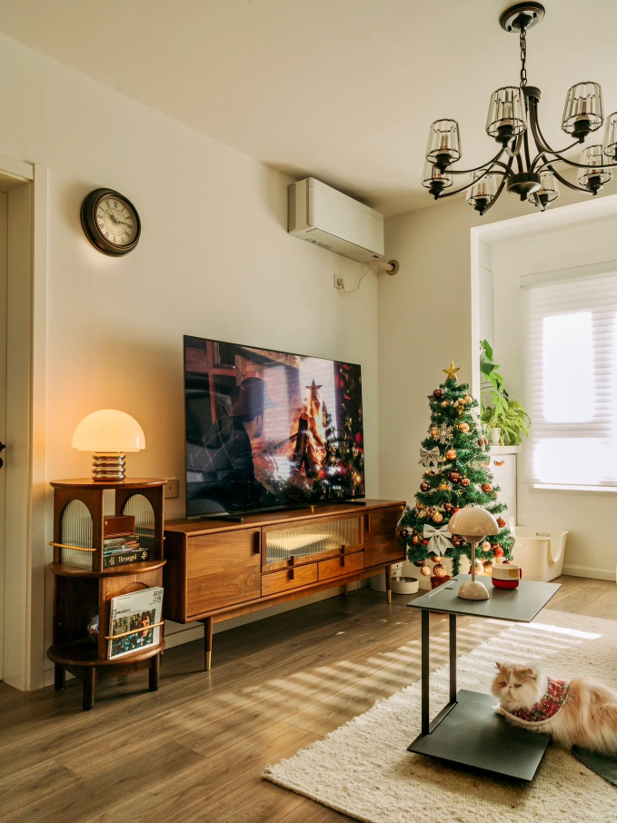 Mua nhà nhỏ đến mức bị tưởng là hành lang chờ thang máy, cặp đôi hô biến thành không gian sống ấm áp và đậm màu retro-9