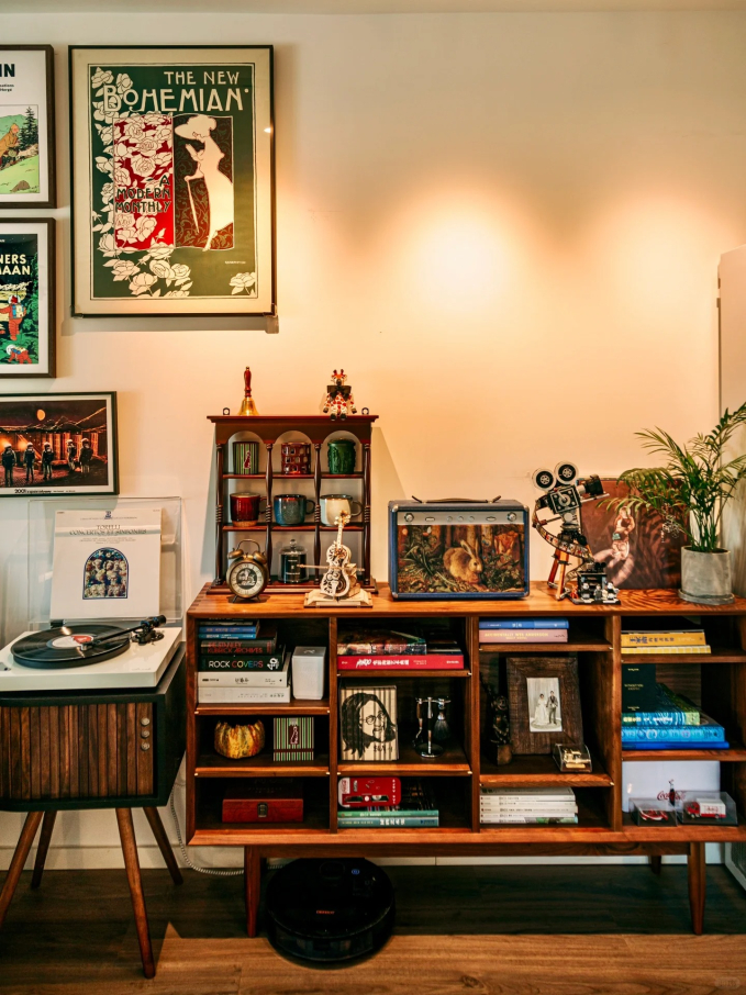 Mua nhà nhỏ đến mức bị tưởng là hành lang chờ thang máy, cặp đôi hô biến thành không gian sống ấm áp và đậm màu retro-10