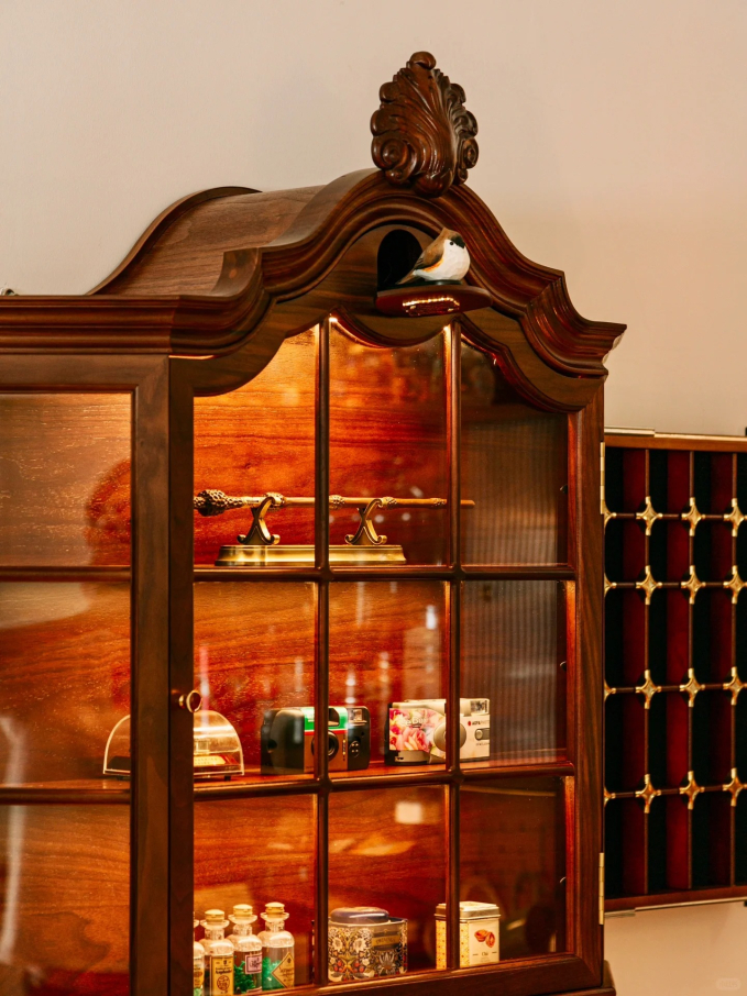 Mua nhà nhỏ đến mức bị tưởng là hành lang chờ thang máy, cặp đôi hô biến thành không gian sống ấm áp và đậm màu retro-11