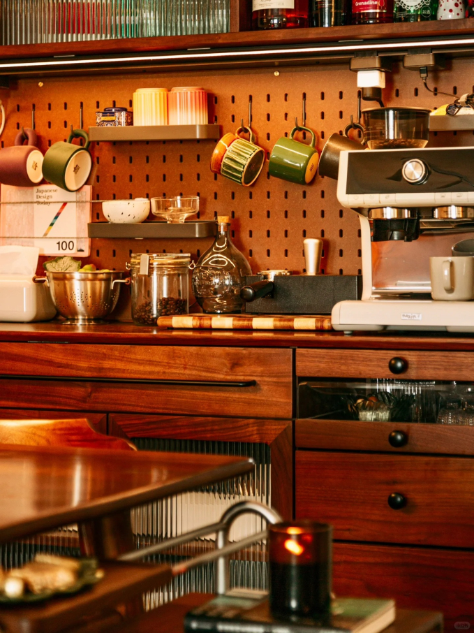 Mua nhà nhỏ đến mức bị tưởng là hành lang chờ thang máy, cặp đôi hô biến thành không gian sống ấm áp và đậm màu retro-12